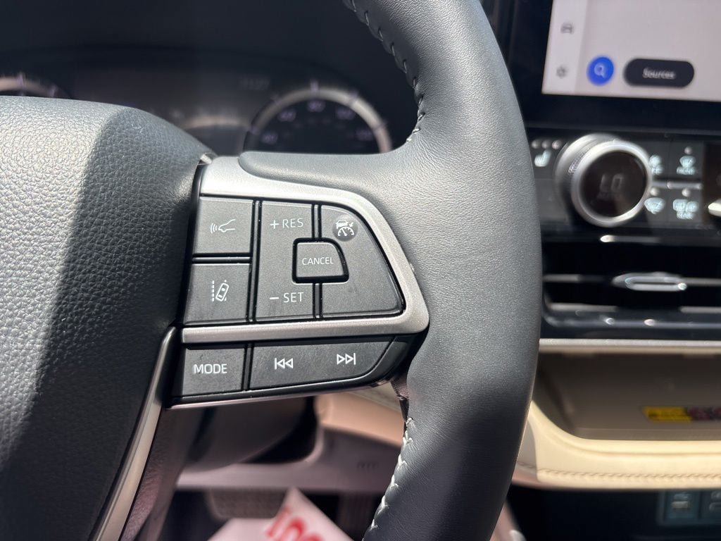 Used 2025 Toyota Highlander XLE FWD image 23