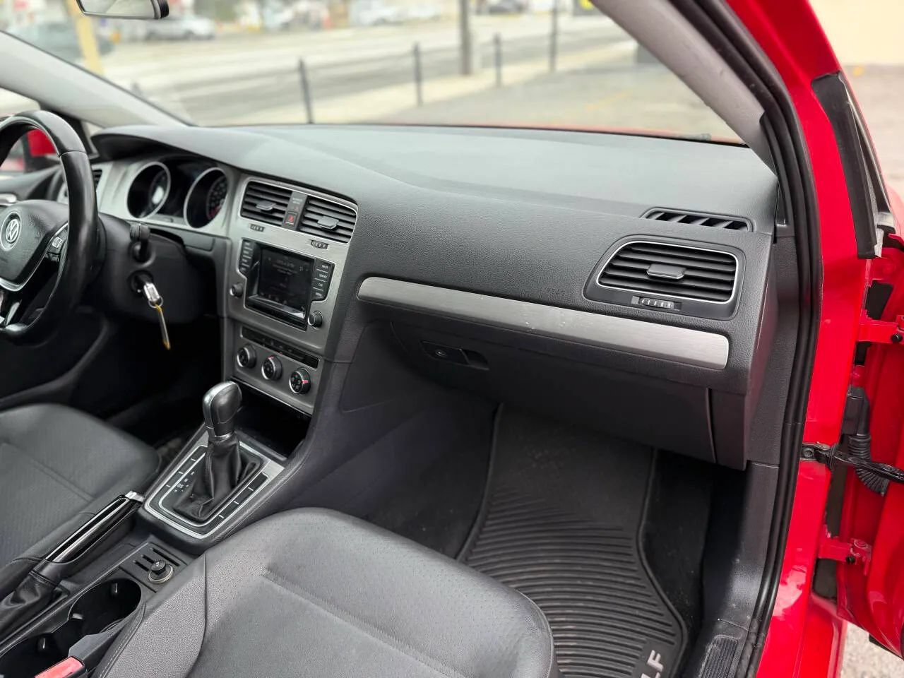 Used 2015 Volkswagen Golf S FWD image 25