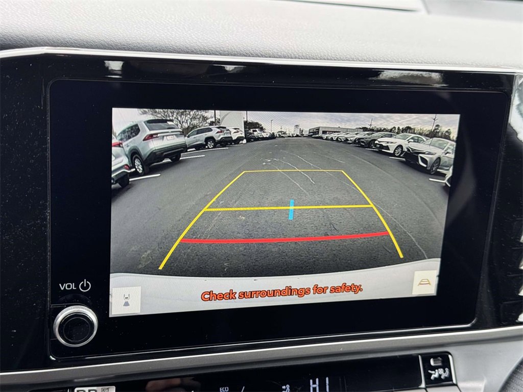 Used 2025 Toyota Camry SE image 4