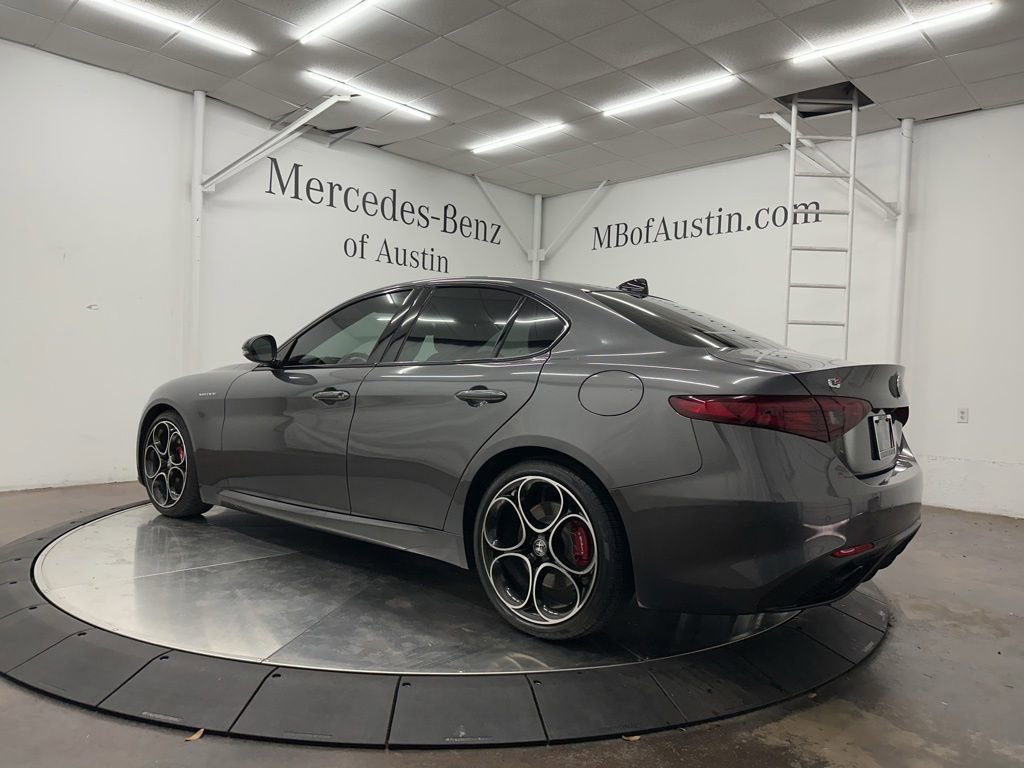 Used 2022 Alfa Romeo Giulia Veloce RWD image 5
