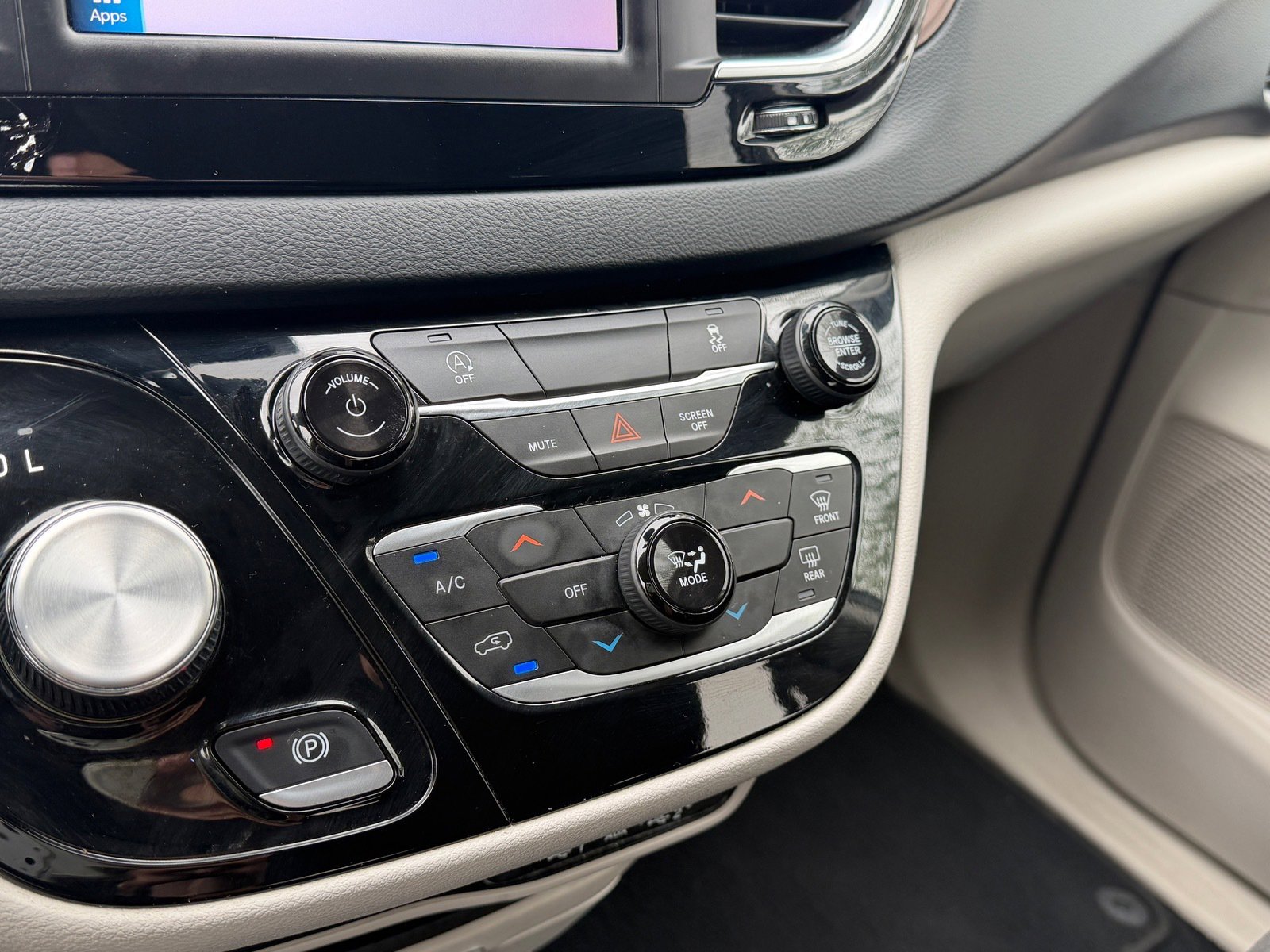 Used 2023 Chrysler Voyager LX FWD image 25