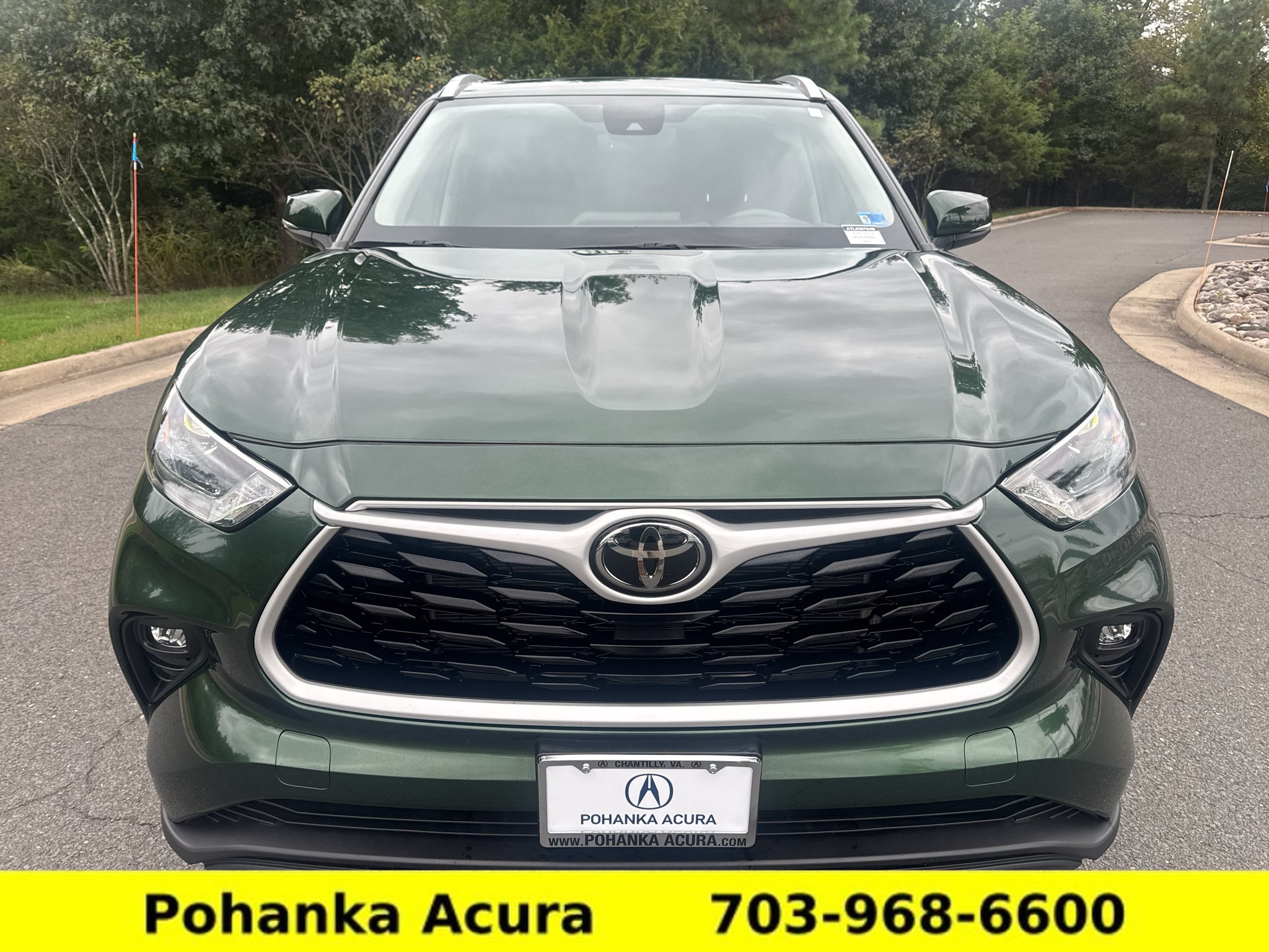 Used 2024 Toyota Highlander XLE AWD/4WD image 2