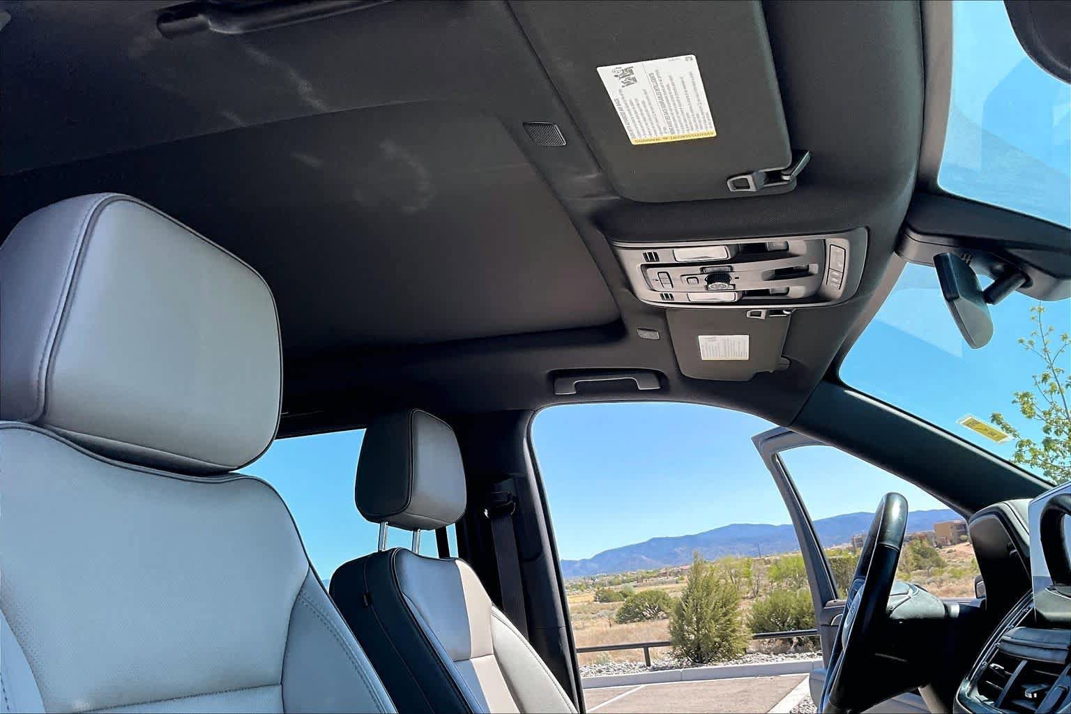 Used 2022 GMC Yukon XL SLT w/ SLT Premium Package image 14
