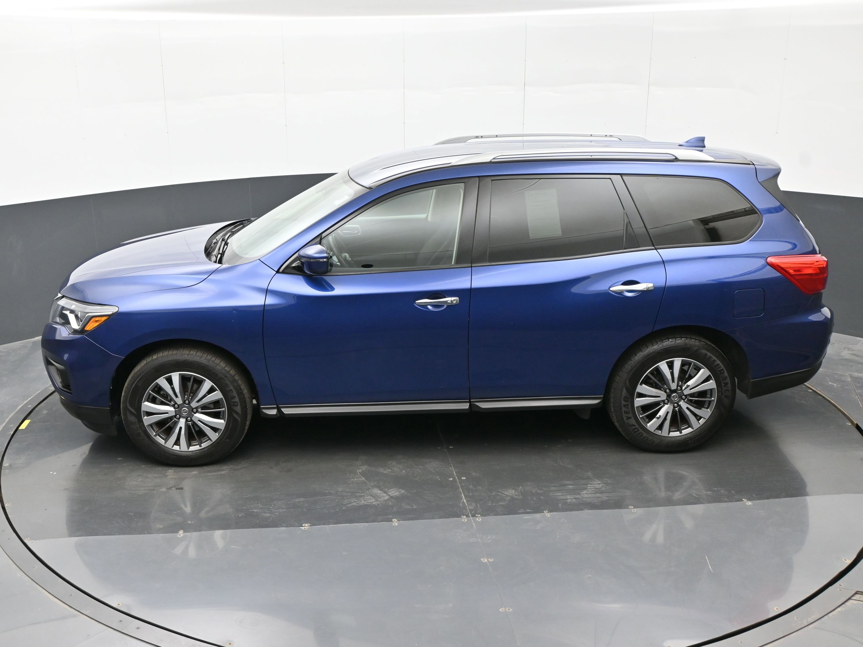 Used 2020 Nissan Pathfinder SV image 39