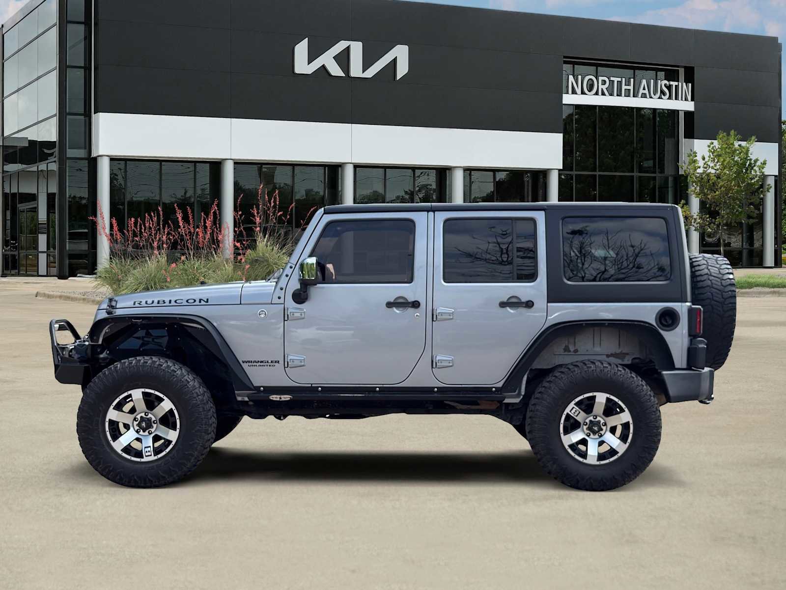 Used 2015 Jeep Wrangler Unlimited Rubicon w/ Connectivity Group AWD/4WD image 5