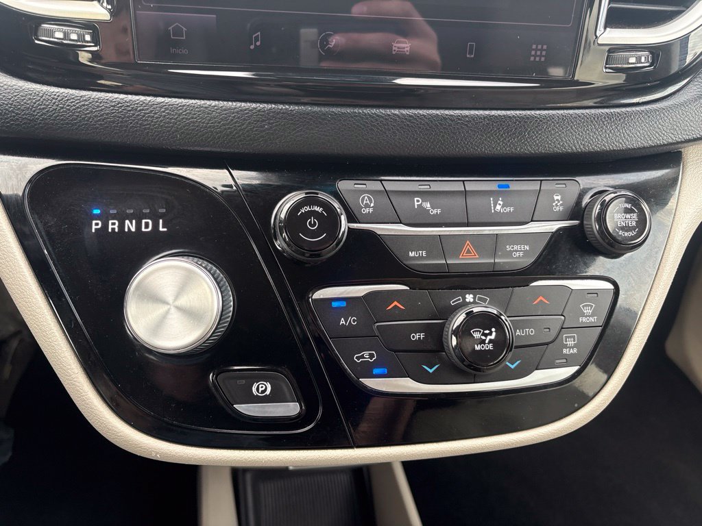 Used 2021 Chrysler Pacifica Touring-L FWD image 18