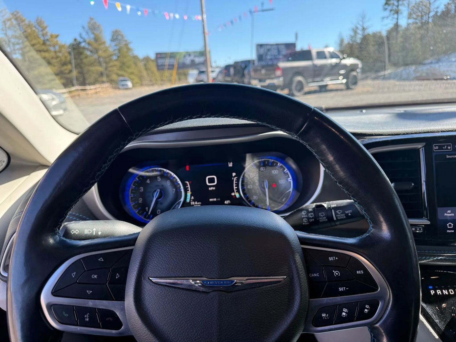 Used 2021 Chrysler Pacifica Touring-L image 10