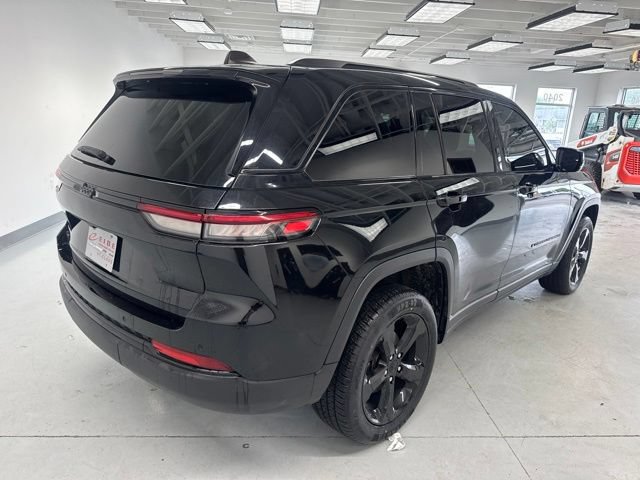 Used 2023 Jeep Grand Cherokee Altitude AWD/4WD image 14