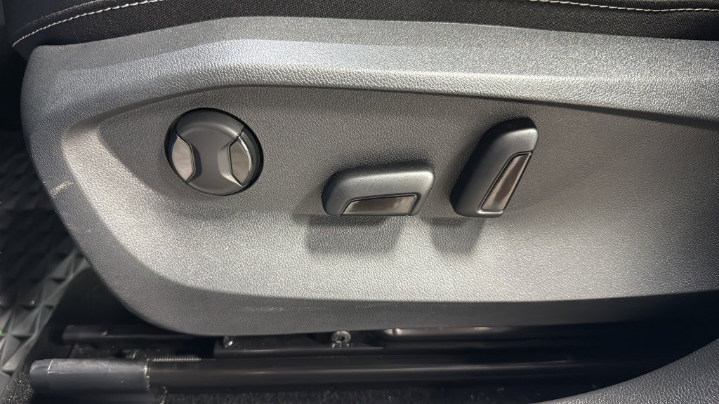 Certified 2025 Volkswagen Taos SEL AWD/4WD image 18