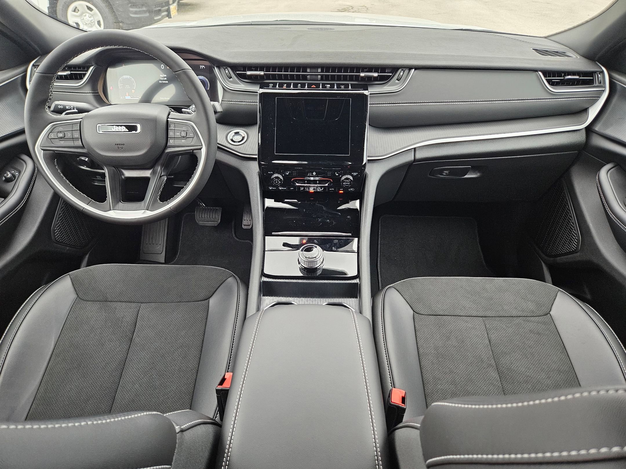 New 2025 Jeep Grand Cherokee Altitude image 15