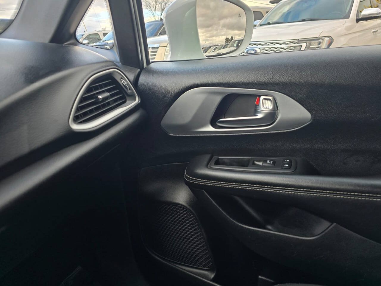 Used 2020 Chrysler Pacifica Touring w/ Advanced Safetytec Group FWD image 39
