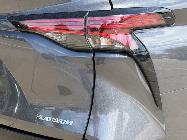 Used 2025 Toyota Sienna Platinum FWD image 7
