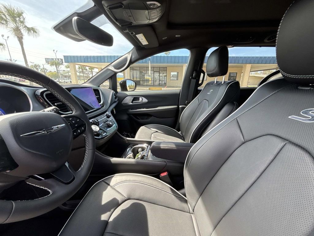 New 2026 Chrysler Pacifica Limited FWD image 10
