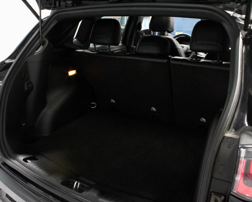 Used 2023 Jeep Compass Latitude w/ Sun and Sound Group AWD/4WD image 14