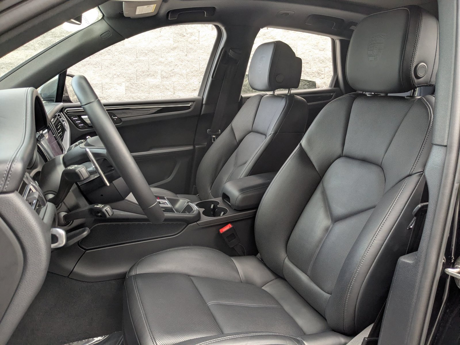 Certified 2023 Porsche Macan Turbo AWD/4WD image 5