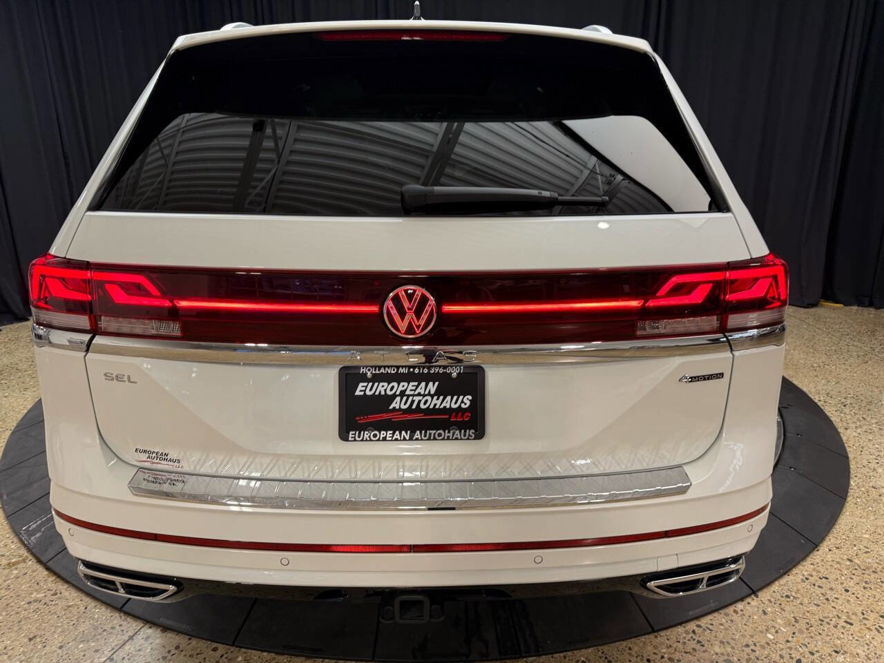 Used 2024 Volkswagen Atlas SEL Premium R-Line image 7