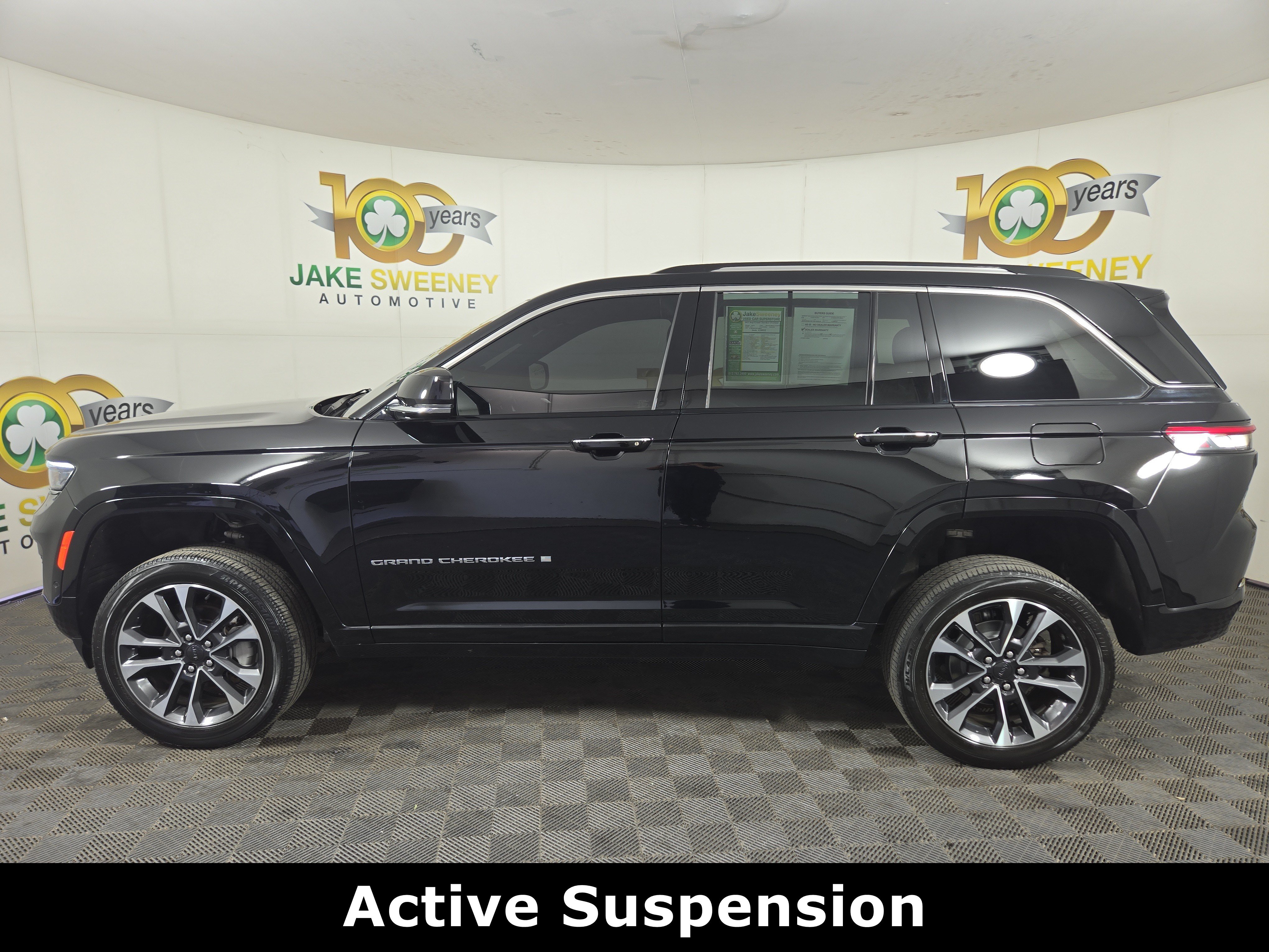 Used 2023 Jeep Grand Cherokee Overland AWD/4WD image 4