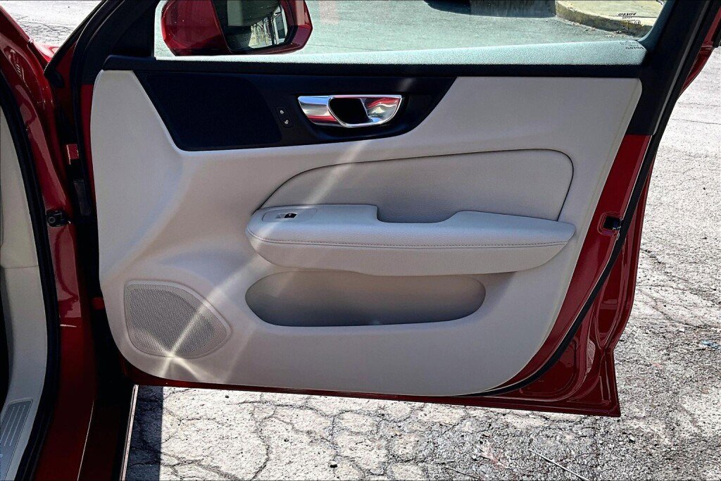 Used 2019 Volvo S60 T6 Momentum image 14