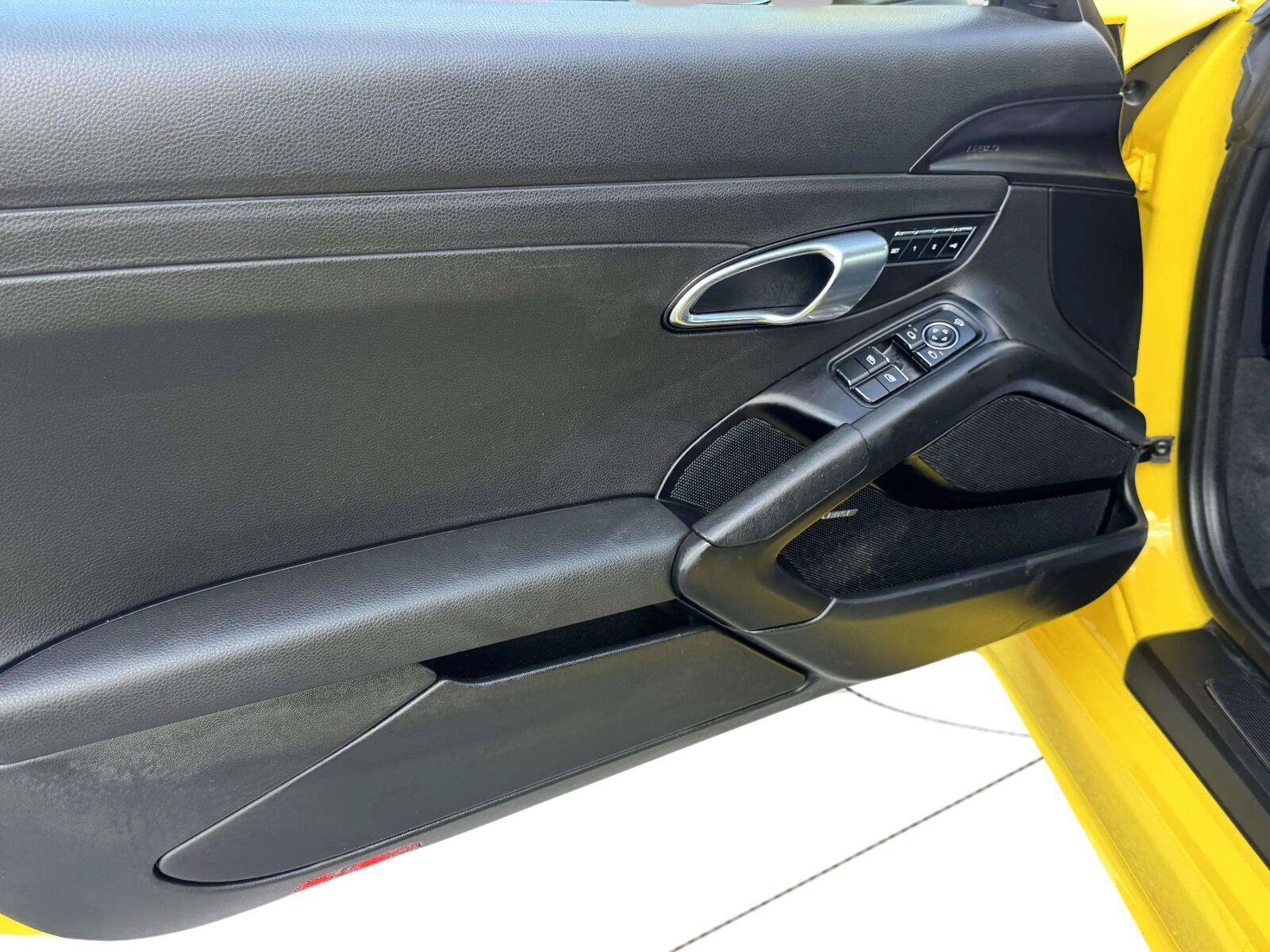 Used 2018 Porsche 718 Boxster RWD image 20