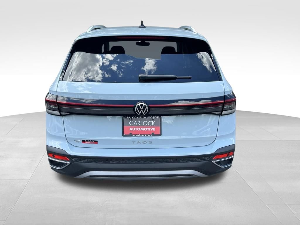 Used 2025 Volkswagen Taos SE w/ Black Wheel Package FWD image 6