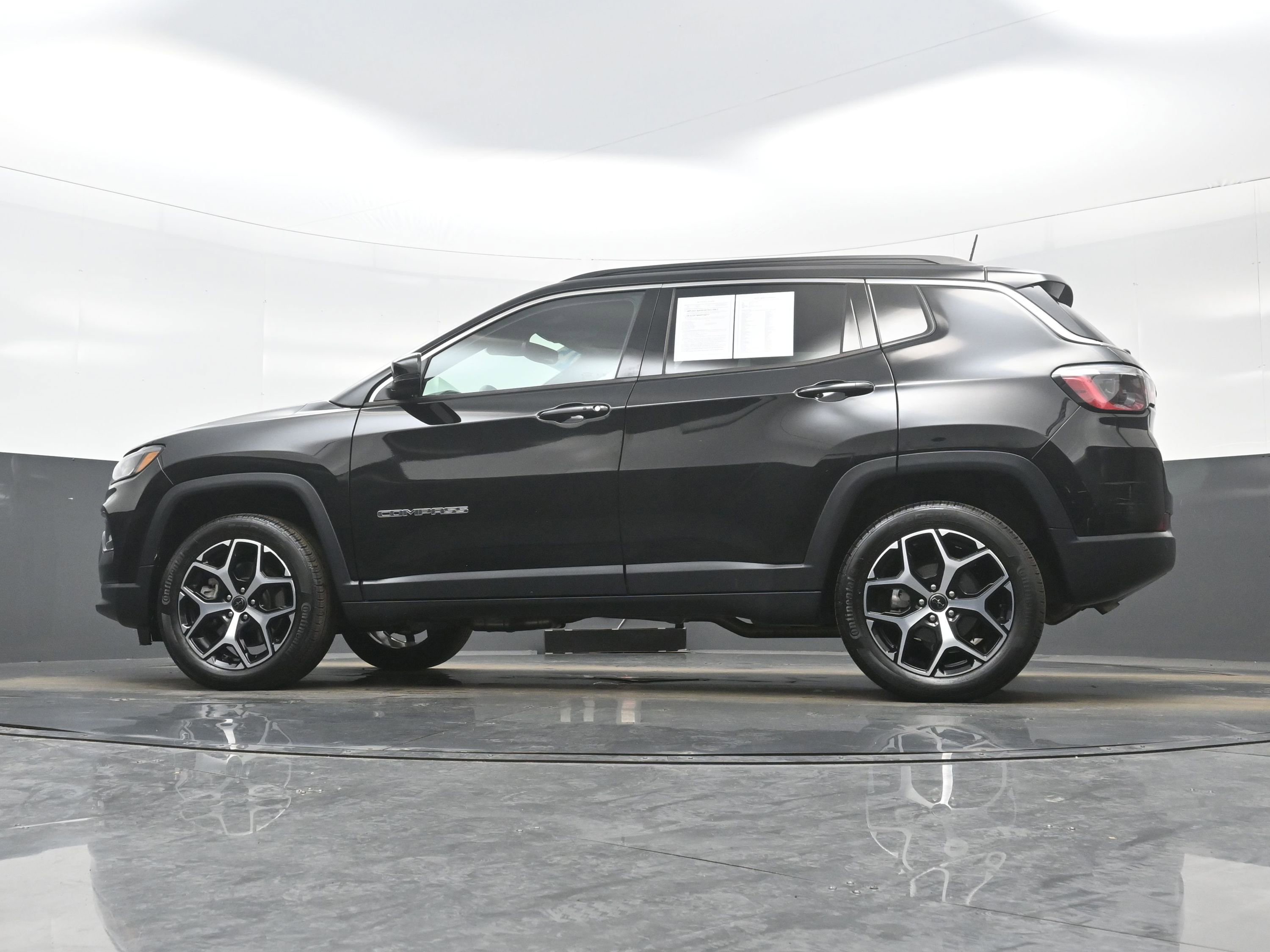 Used 2025 Jeep Compass Limited image 27