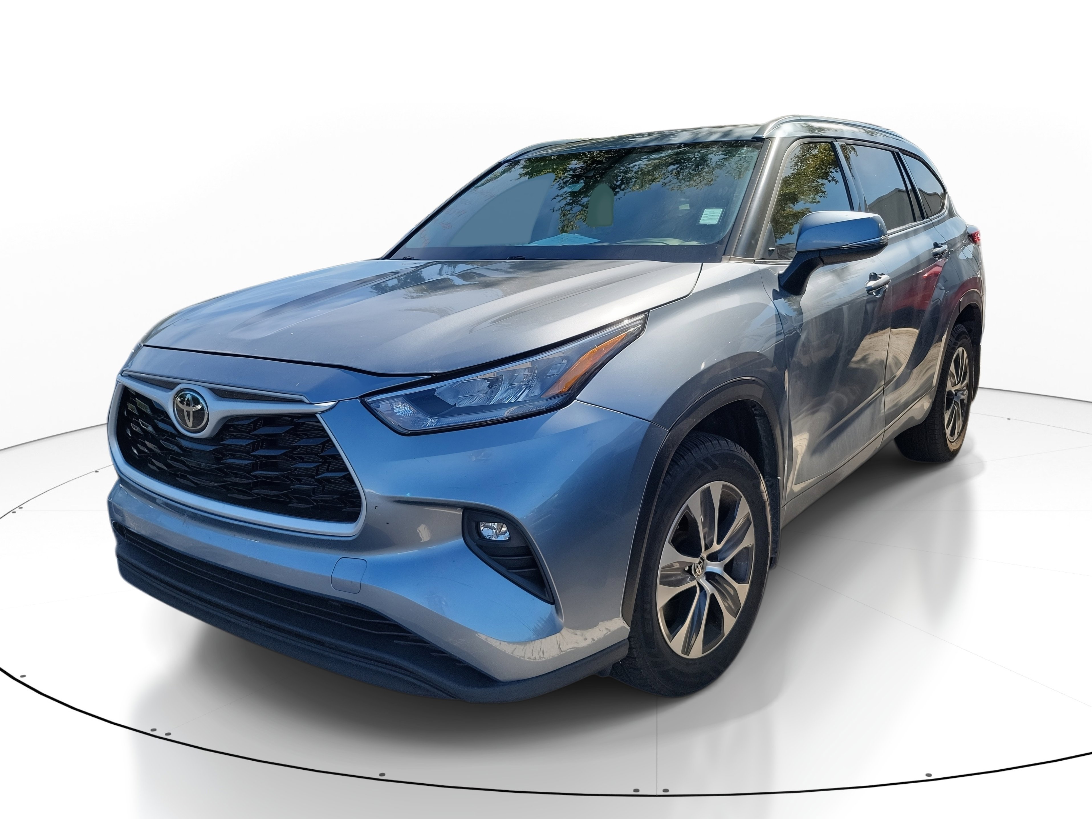 Used 2020 Toyota Highlander XLE image 3
