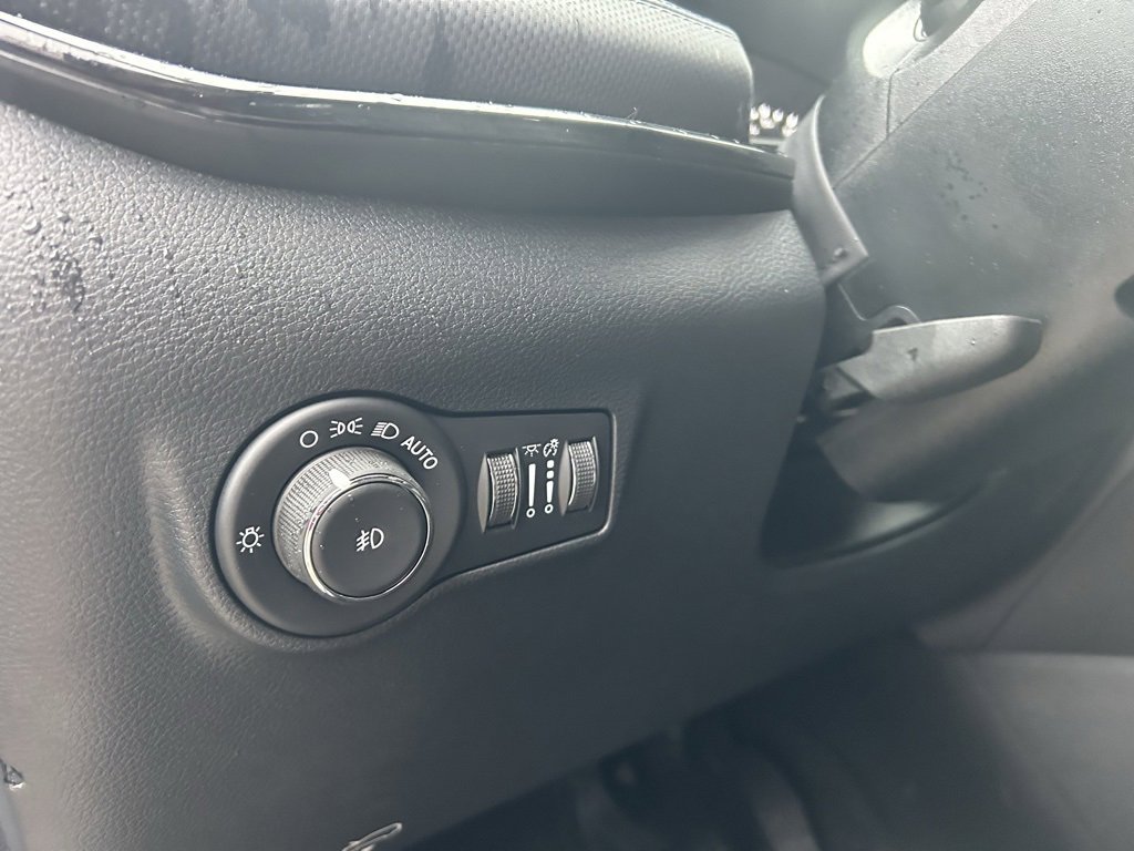 Used 2025 Jeep Compass Latitude w/ Altitude Special Edition image 13