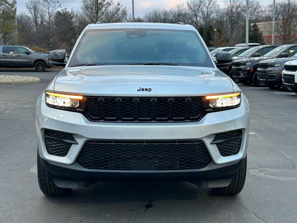 New 2025 Jeep Grand Cherokee 4WD image 2