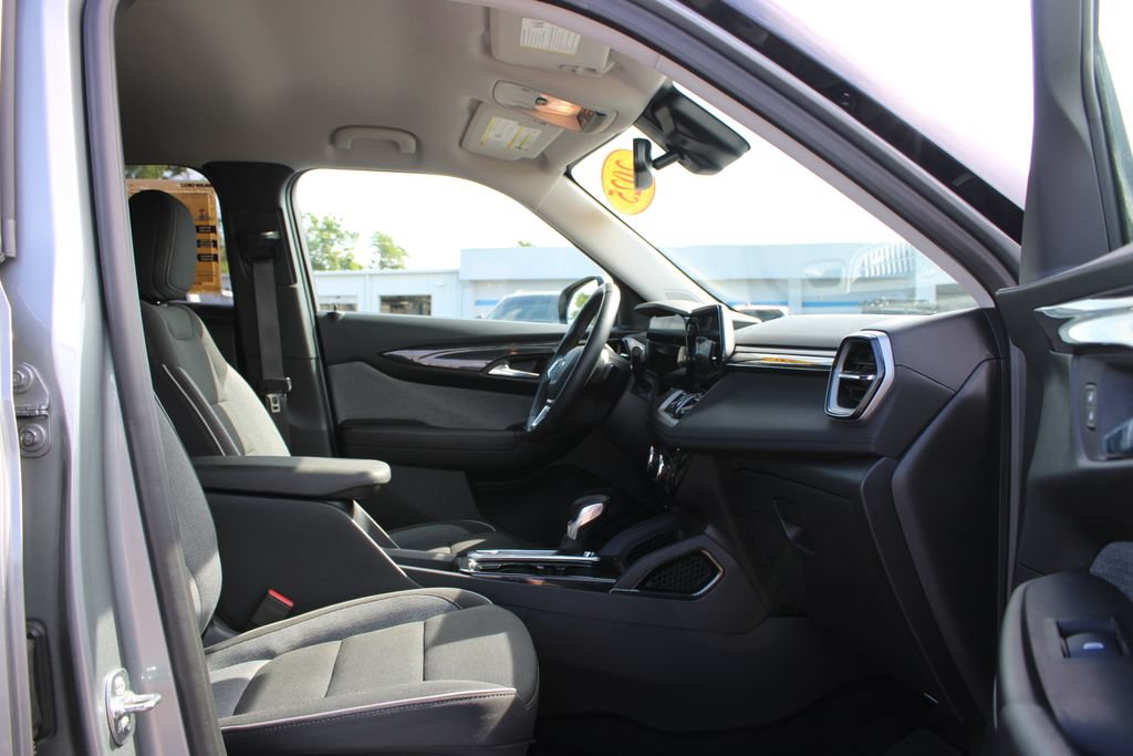 Used 2025 Chevrolet TrailBlazer LT w/ Convenience Package FWD image 28