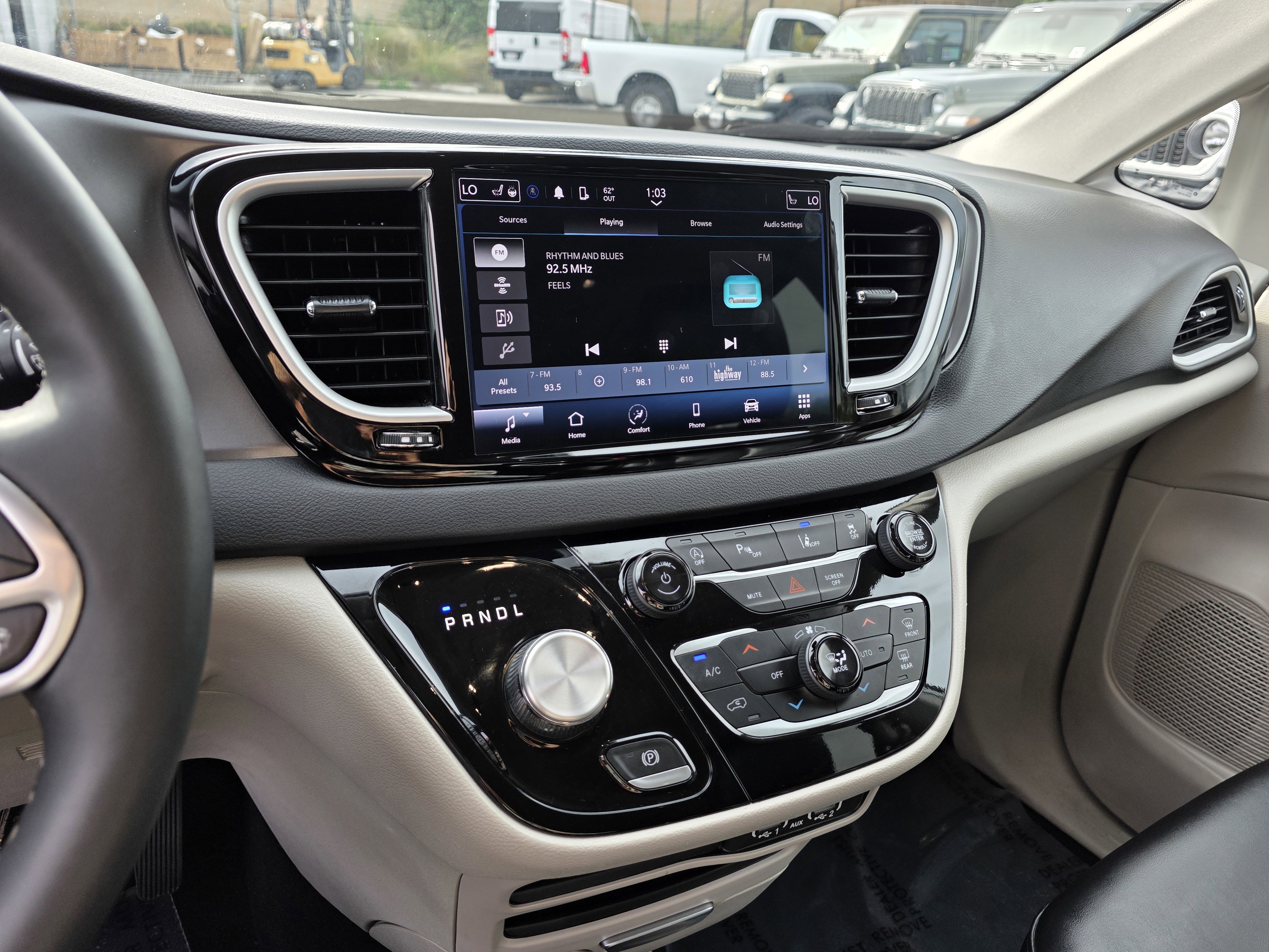 Certified 2024 Chrysler Pacifica Touring-L image 17