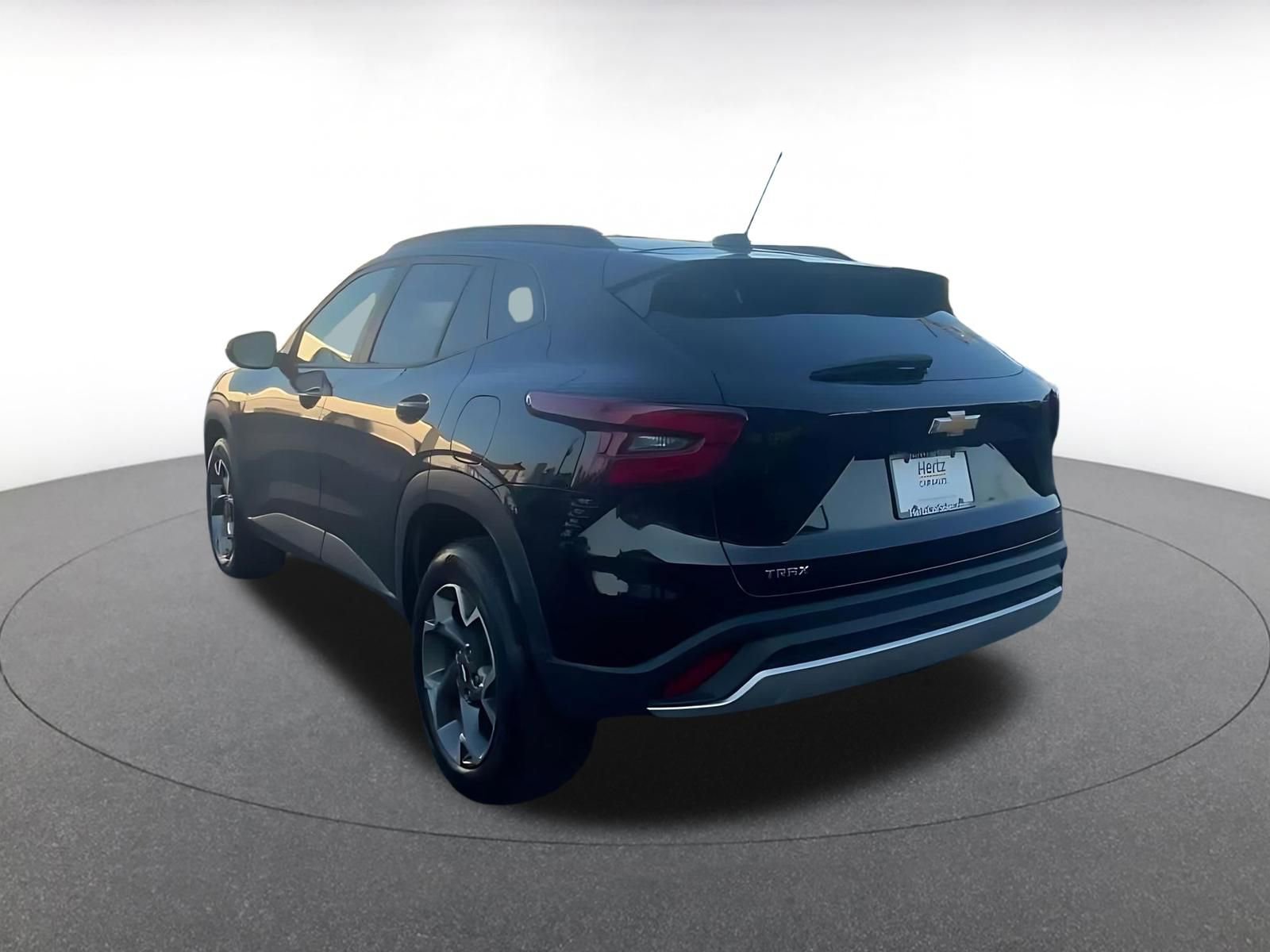 Used 2025 Chevrolet Trax LT FWD image 4