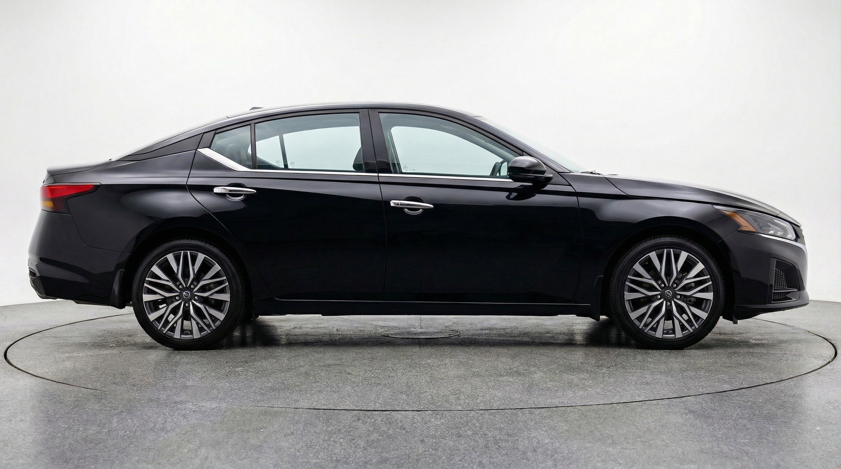 Used 2025 Nissan Altima 2.5 SV image 11