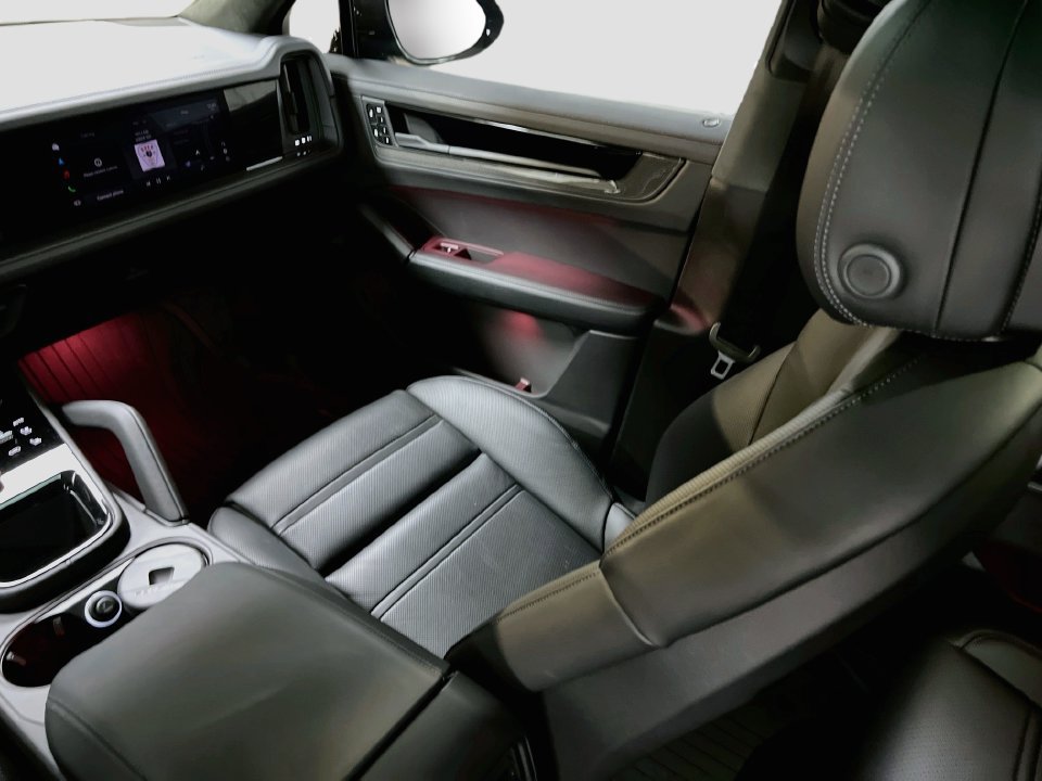 Certified 2025 Porsche Cayenne GTS AWD/4WD image 26