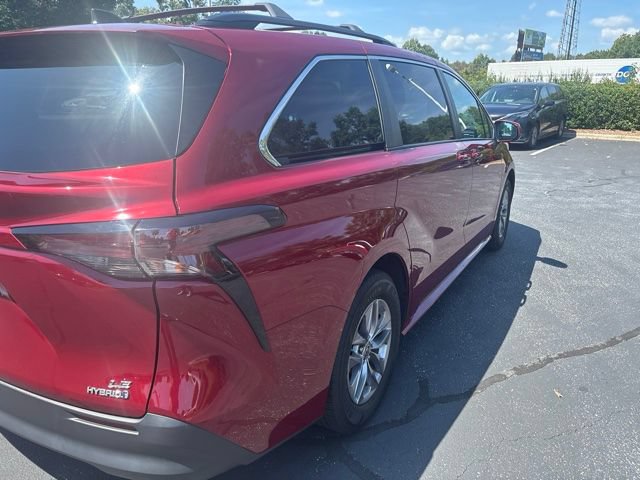 Used 2023 Toyota Sienna LE AWD/4WD image 7