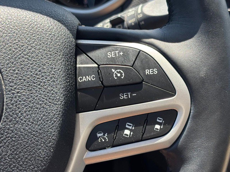 Used 2017 Jeep Cherokee Limited w/ Technology Group FWD image 18