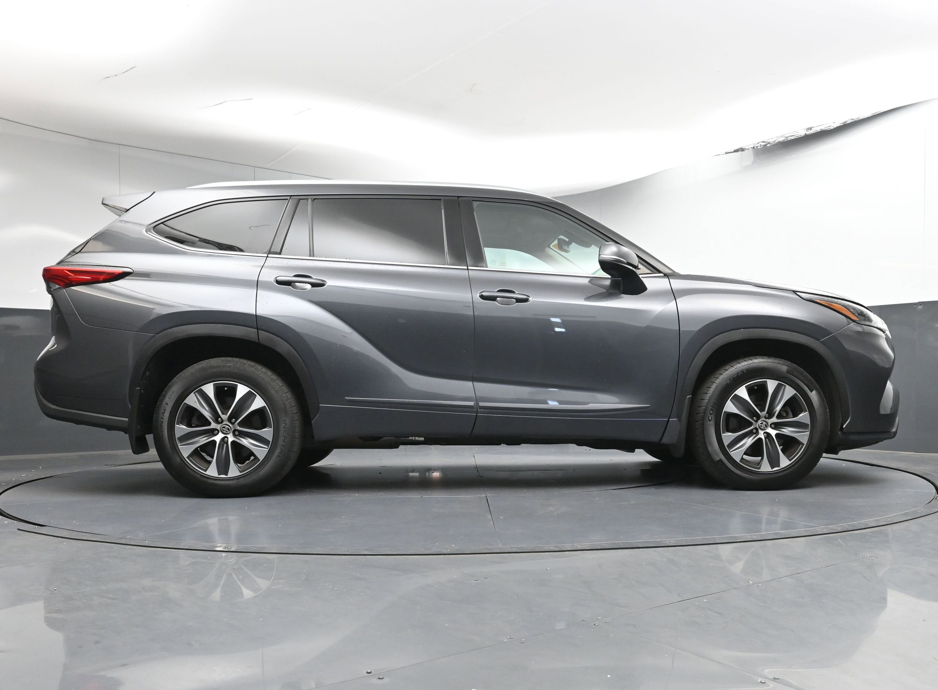Used 2020 Toyota Highlander XLE image 27