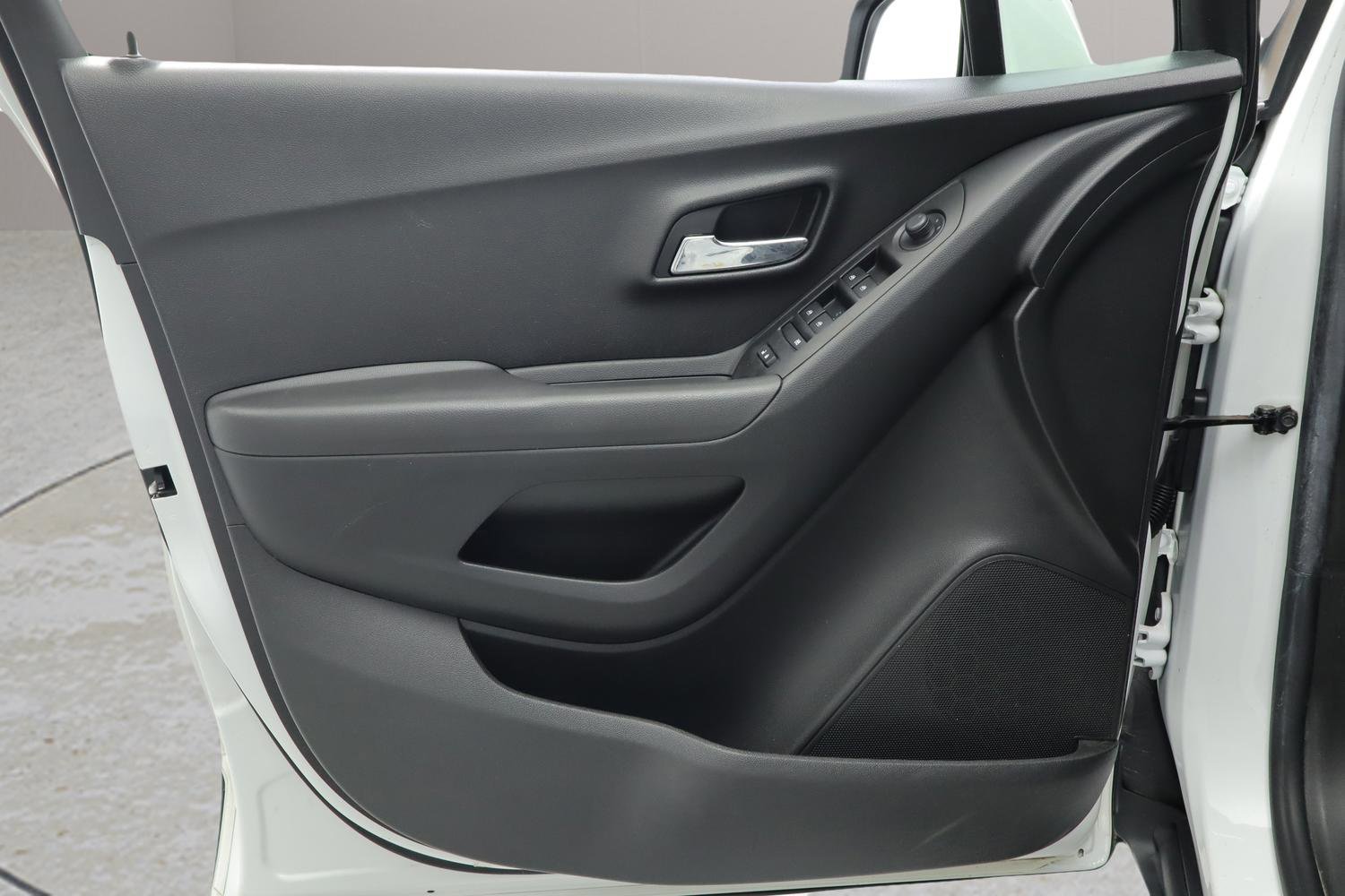 Used 2019 Chevrolet Trax LT w/ LT Convenience Package image 26