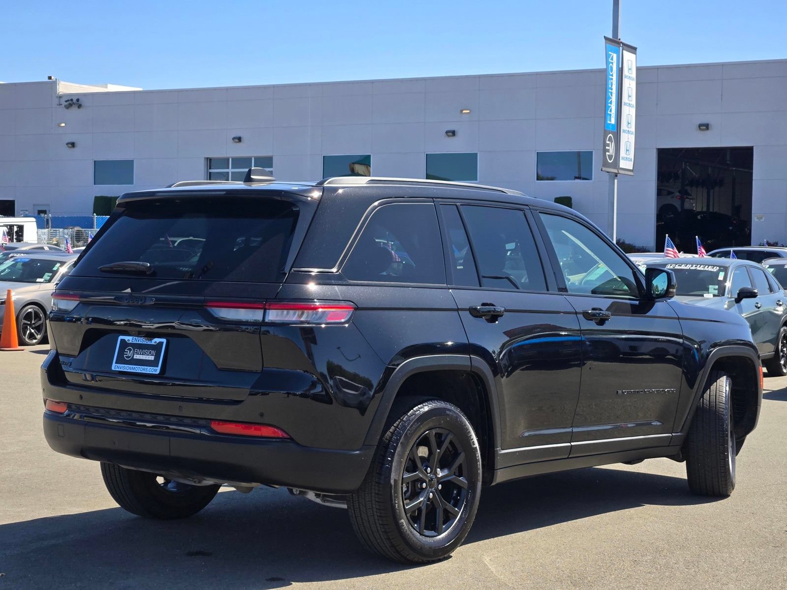 Used 2025 Jeep Grand Cherokee Altitude AWD/4WD image 7