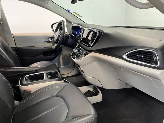 Used 2024 Chrysler Pacifica Touring-L FWD image 11
