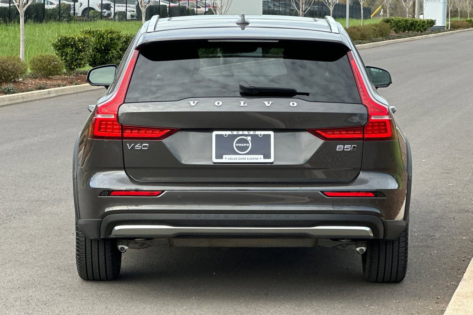 Used 2025 Volvo V60 B5 Cross Country Plus image 4