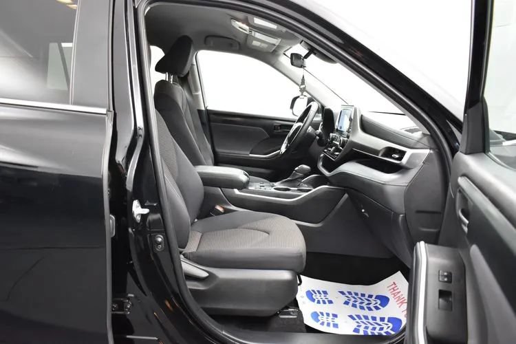 Used 2025 Toyota Highlander LE FWD image 18
