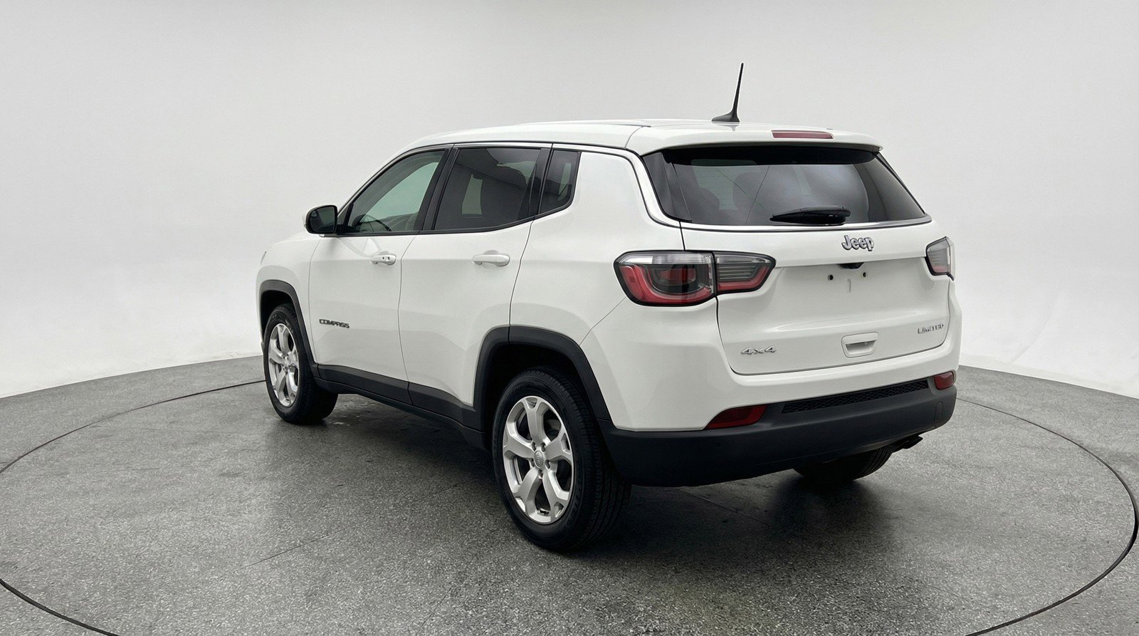 Used 2025 Jeep Compass Latitude AWD/4WD image 6