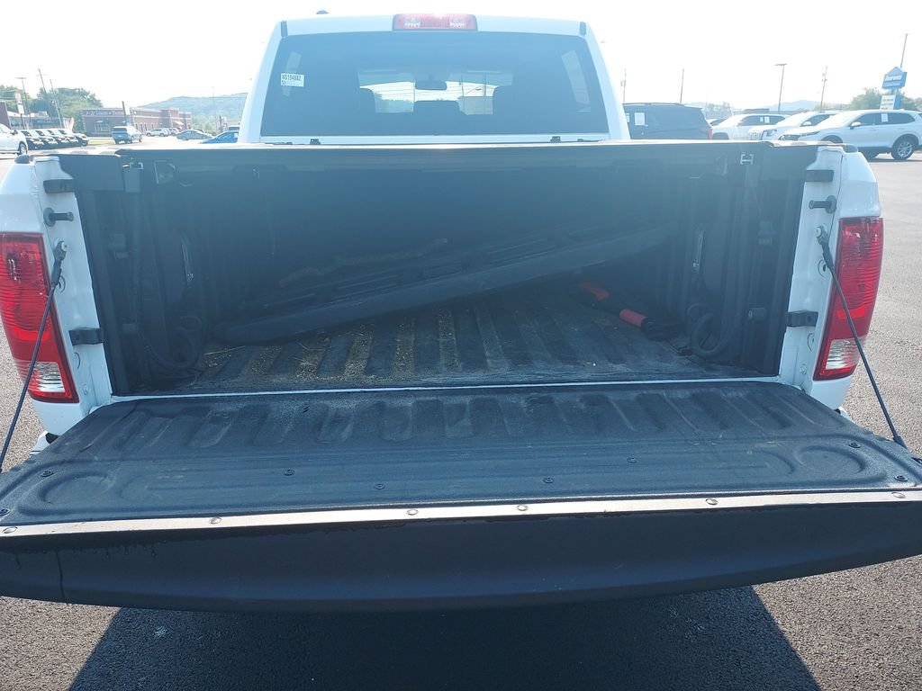 Used 2022 RAM 1500 4x4 Crew Cab Classic w/ Chrome Appearance Group image 9