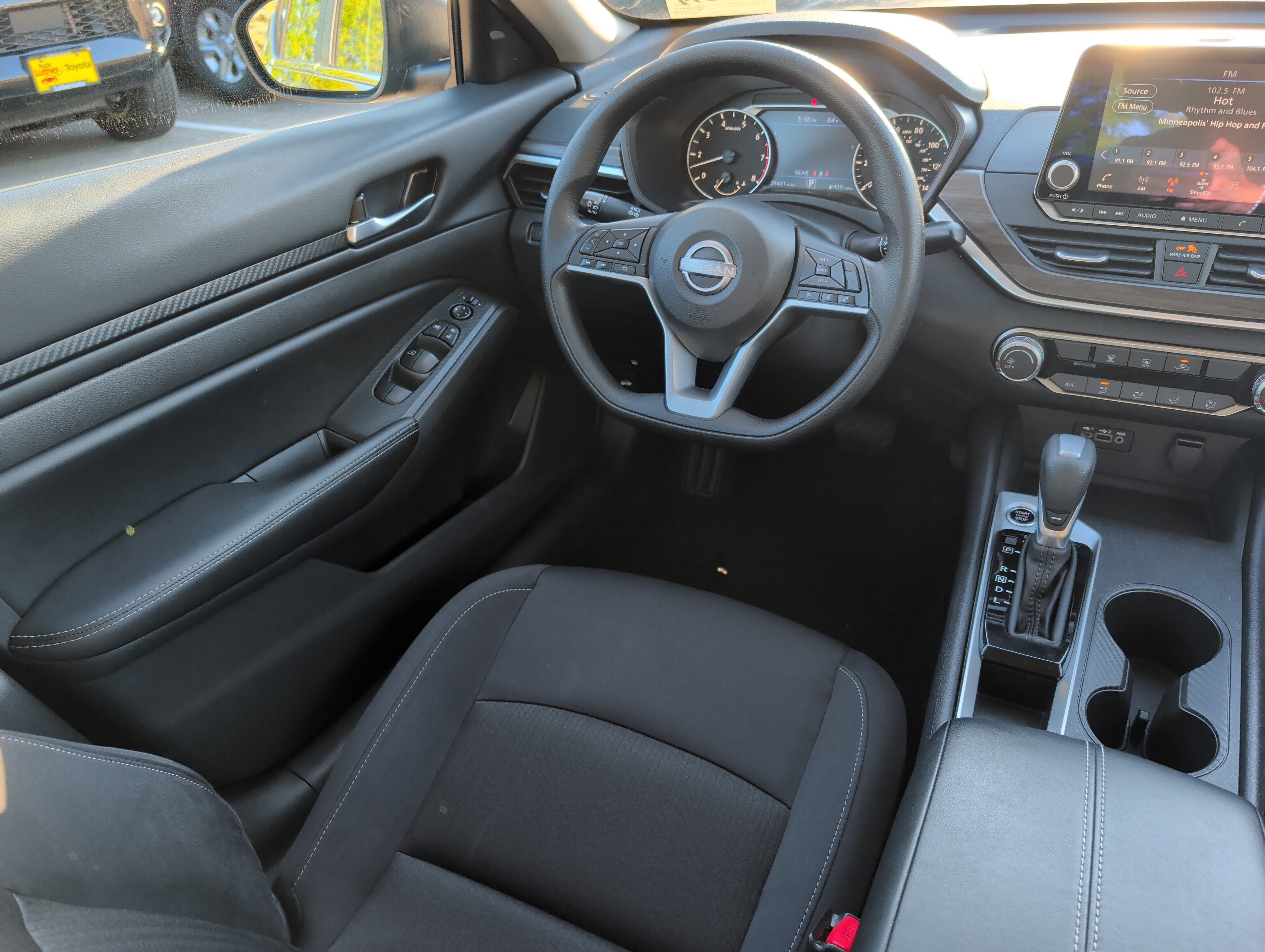 Used 2025 Nissan Altima 2.5 SV FWD image 9