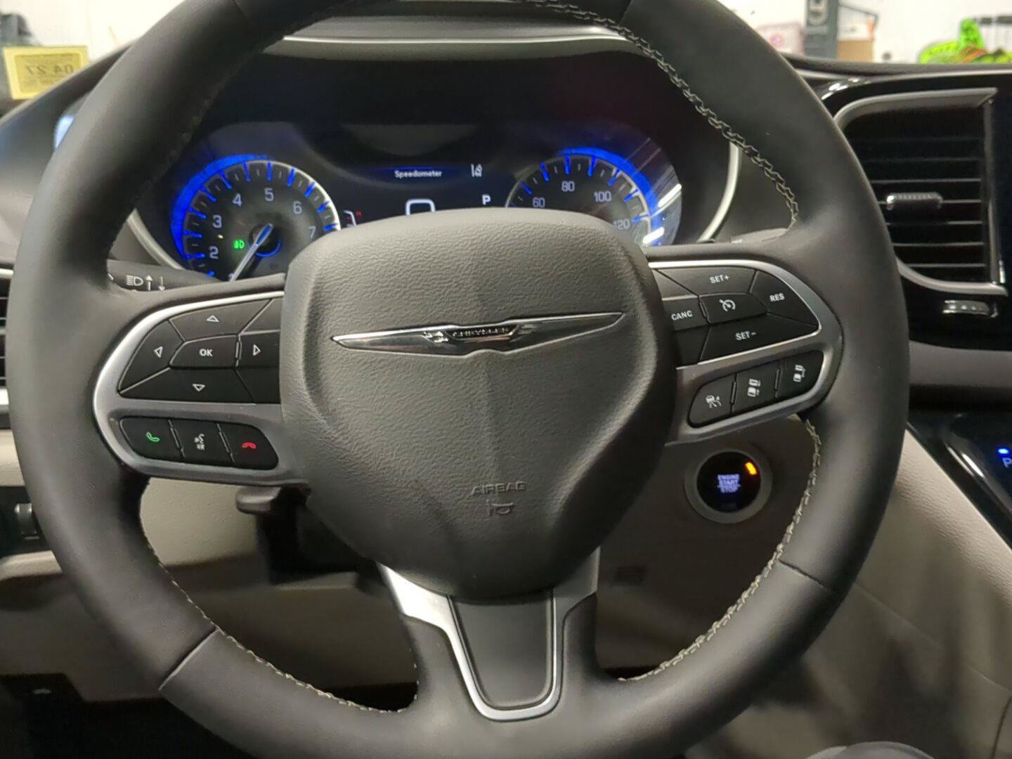 Used 2024 Chrysler Pacifica Touring-L FWD image 12