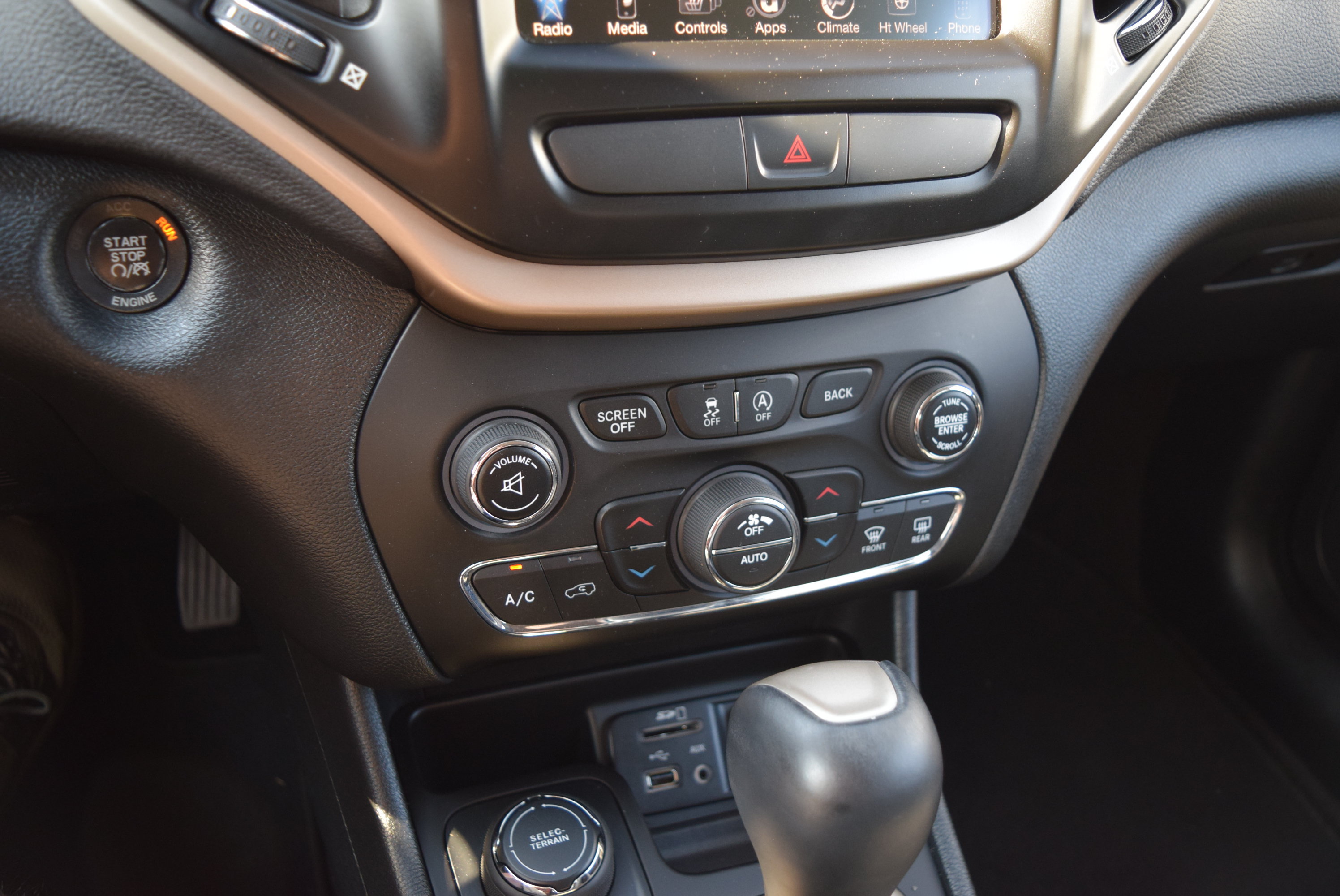 Used 2016 Jeep Cherokee Limited w/ Luxury Group AWD/4WD image 13