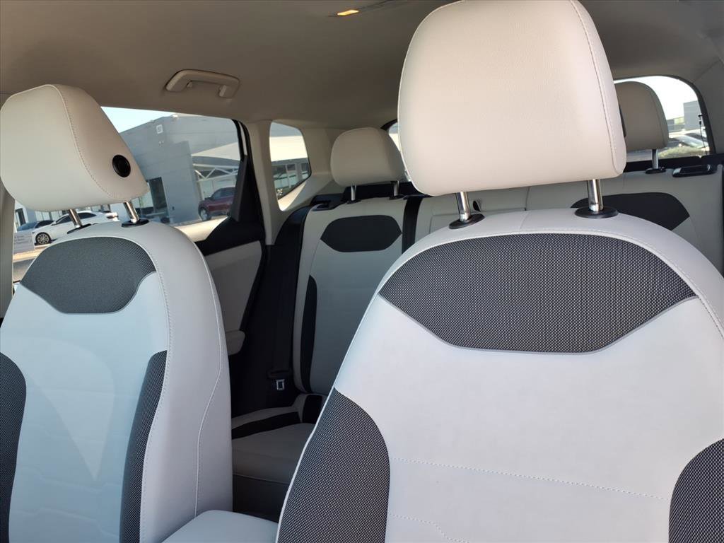 Certified 2025 Volkswagen Taos SE image 20