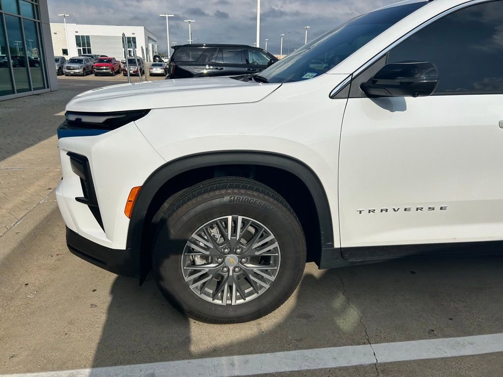 Used 2024 Chevrolet Traverse LS FWD image 2