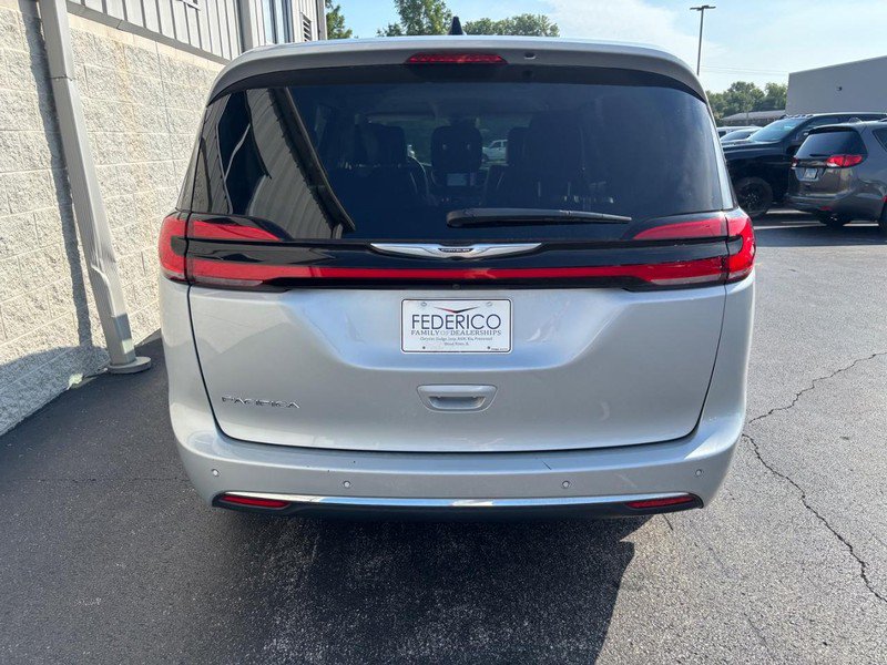 Used 2023 Chrysler Pacifica Touring-L FWD image 4