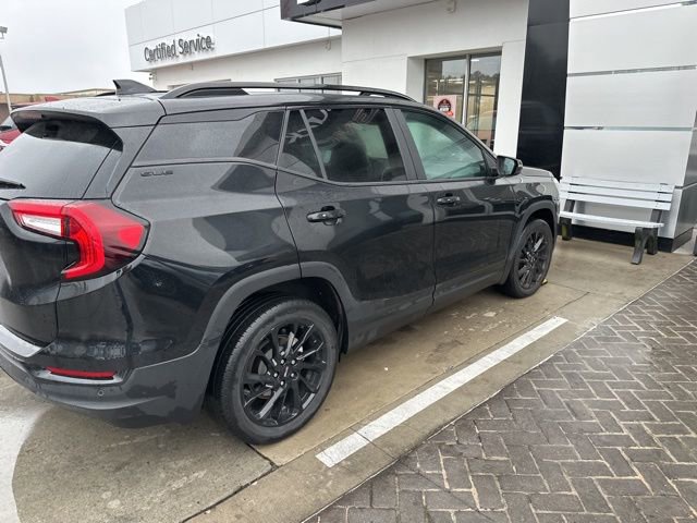 Used 2023 GMC Terrain SLE w/ Driver Convenience Package image 3